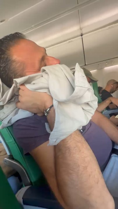 ✈️ Ma femme : “Tu saurais faire atterrir un avion si le pilote fait un malaise ?”Moi, après 300h sur Microsoft Flight Simulator : “Laisse-moi le manche, chérie.”🎮 Quand le gaming devient une compétence de survie 😂#FlightSimulator