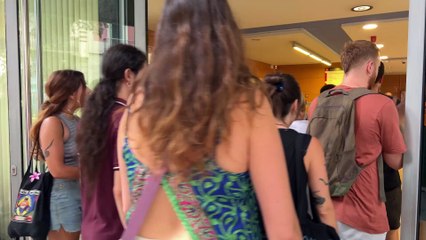 Sindicats d'habitatge irrompen en oficines de l'Ajuntament de Barcelona per reclamar reallotjaments dignes