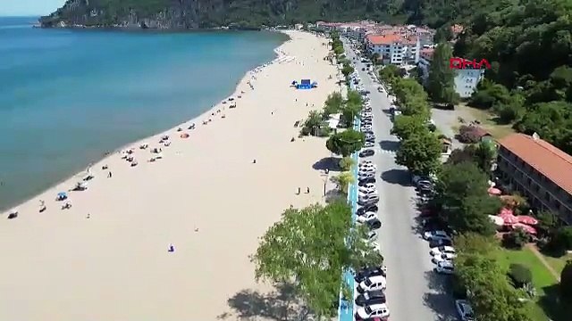 Mavi bayraklı ünlü plajda ilginç manzara: Sıcak havaya rağmen denize girmiyorlar