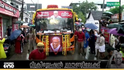 പോരാട്ടവീഥിയിൽ ജനനായകൻ; വി.എസിന്റെ ഭൗതിക ദേഹം റിക്രിയേഷന്‍ ഗ്രൗണ്ടിലേക്ക് കൊണ്ടു പോകുന്നു