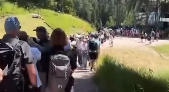 L?assalto alle Dolomiti: in val Gardena coda infinita per prendere la funivia