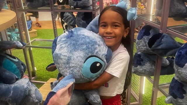 mãe encontra força em memórias enquanto filha de seis anos luta pela vida após tiroteio