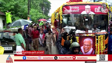 വി എസ്സിന് ആദരാമർപ്പിക്കാൻ ഒറ്റയ്ക്കൊരു പദയാത്രയായി വേലിക്കകത്തെ വീട്ടിലേക്ക്