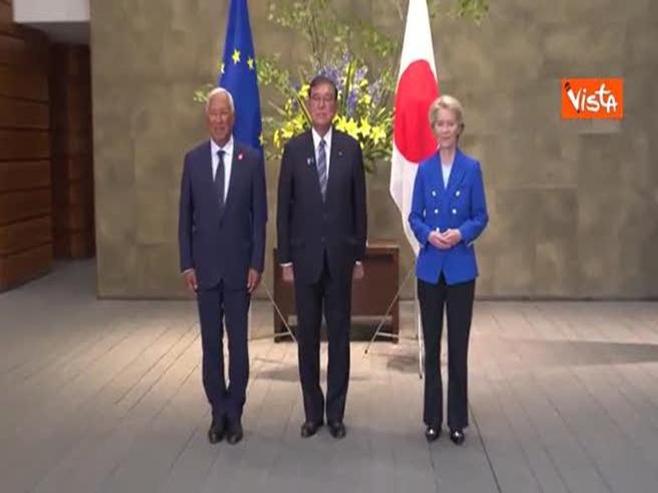 Ue-Giappone summit a Tokyo, la stretta di mano Von der Leyen Costa e primo ministro giapponese Ishiba