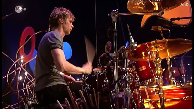 Tom Jones interprète son tube Sex Bomb en live