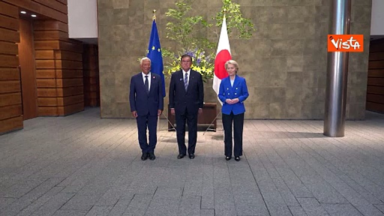Ue-Giappone summit Tokyo, la stretta di mano Von der Leyen Costa e primo ministro giapponese Ishiba