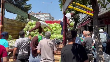 Babasının ölüm yıldönümünde hayrına 1 kamyon karpuz dağıttı