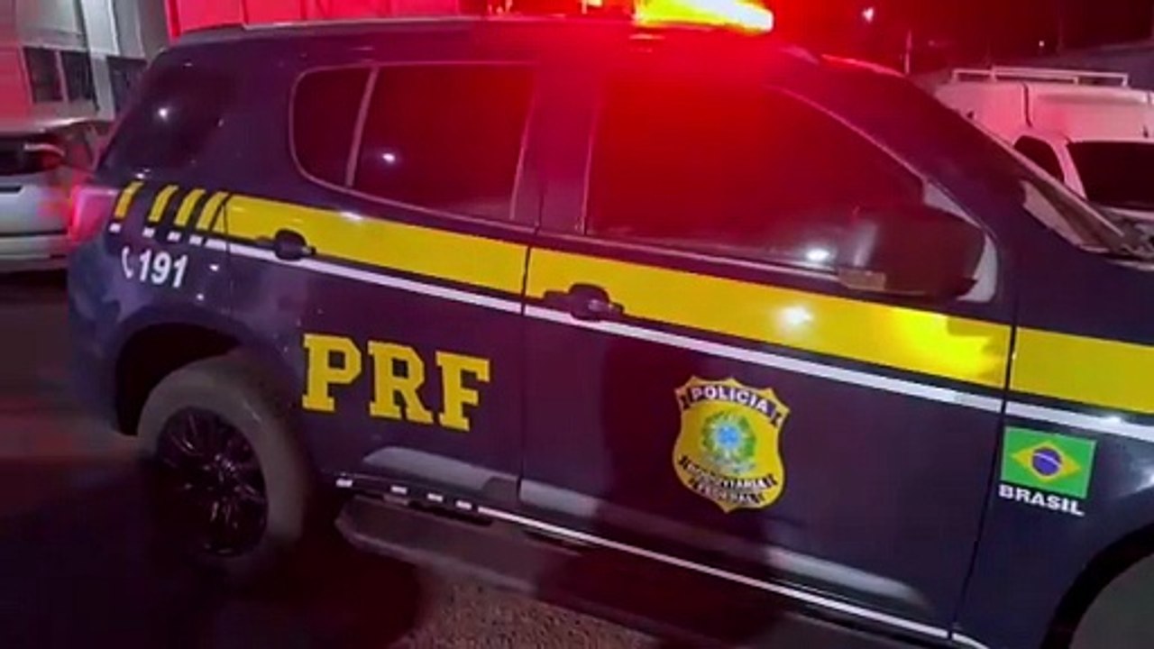 PRF apreende carga de cigarros contrabandeados na BR-277, em Cascavel