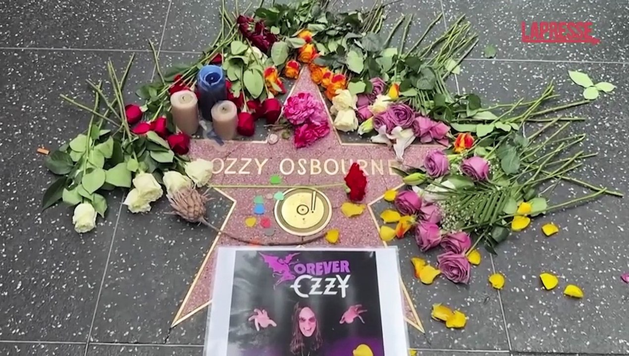 Ozzy Osbourne, l'omaggio dei fan sulla Walk of Fame a Los Angeles