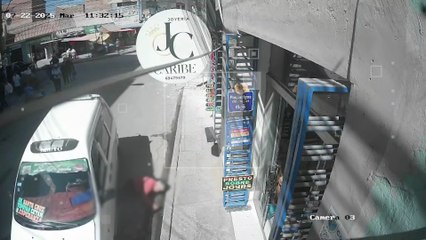 Minibús atropelló a un abuelito en Quillacollo, le pasó por encima de las piernas