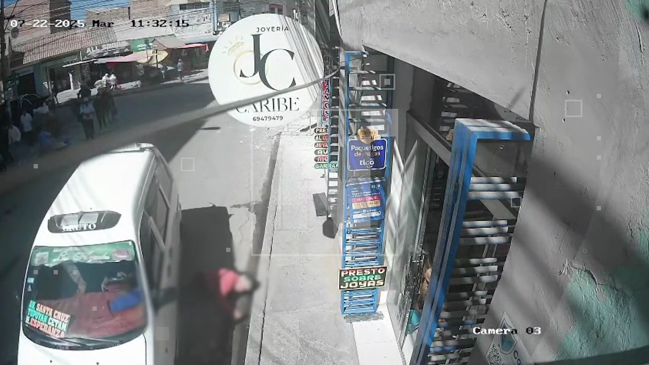 Minibús atropelló a un abuelito en Quillacollo, le pasó por encima de las piernas