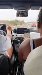 Vídeo de turistas en dirección contraria