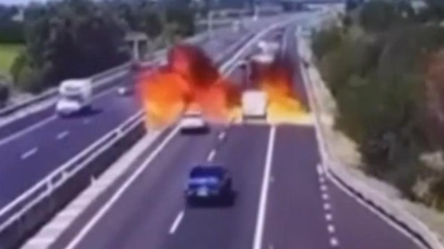 Brescia, aereo precipita in autostrada: morti i due piloti