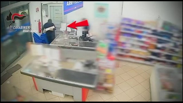 Rapine con taser e ordigno artigianale, fermata coppia del terrore
