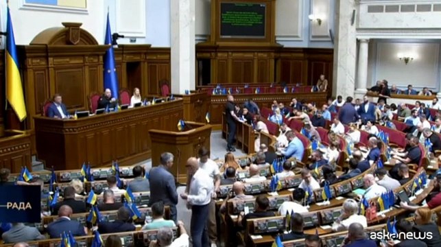 Ucraina, Zelensky firma la legge che limita poteri anticorruzione