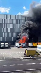 Osmannoro, incendio nel parcheggio del magazzino