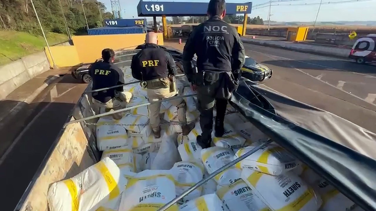 Caminhão carregado com agrotóxicos contrabandeados do Paraguai é apreendido em Cascavel