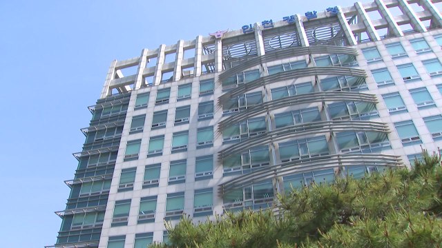 경사로 정차된 살수차 밀려 60대 작업자 사망 / YTN