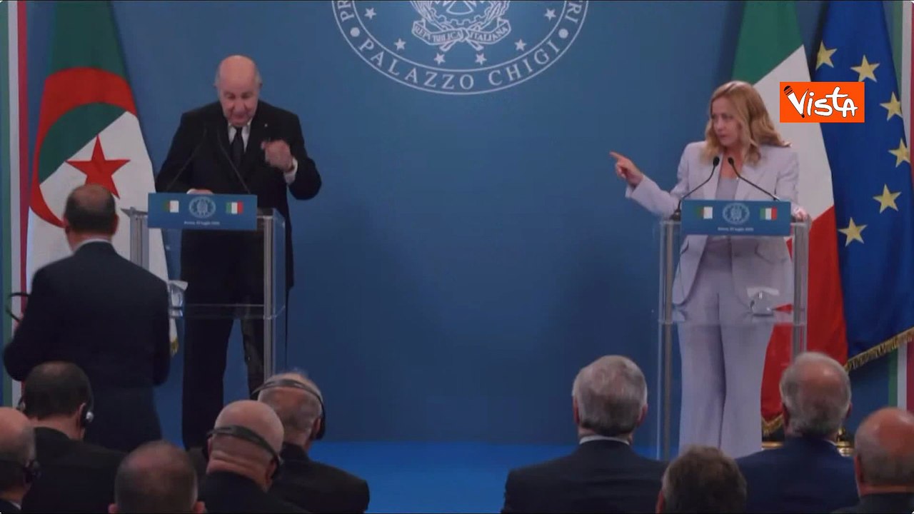 Le cuffie per l'interprete del Presidente Tebboune non funzionano, Meloni: "Il bello della diretta"