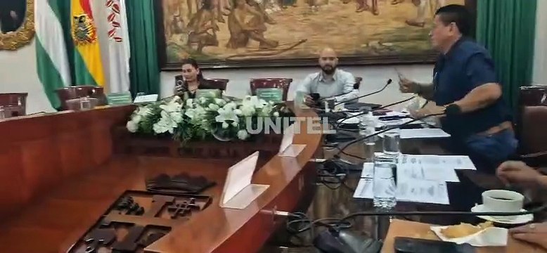 Negrete y Guzmán de UCS se presentan en el Concejo cruceño y en medio de tensión se suspende la sesión