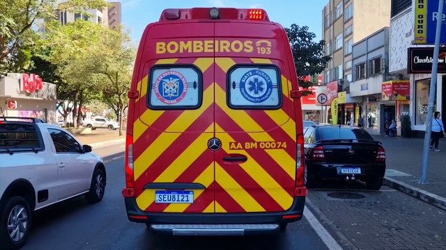 Mulher sofre queda de escada na Avenida Brasil e é socorrida pelo Siate