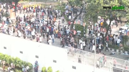 সচিবালয়ে শিক্ষার্থীদের আইনশৃঙ্খলা বাহিনীর ধাওয়া, টিয়ারশেল, সাউন্ড গ্রেনেড নিক্ষেপ।