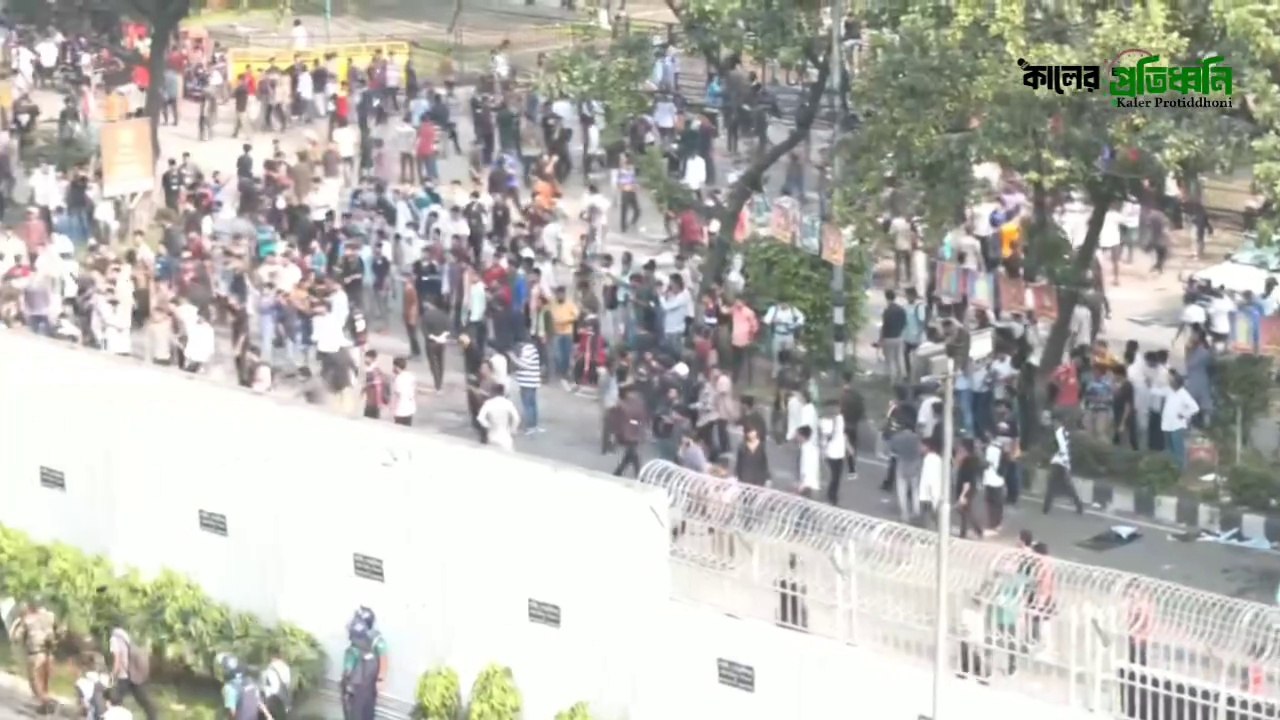 সচিবালয়ে শিক্ষার্থীদের আইনশৃঙ্খলা বাহিনীর ধাওয়া, টিয়ারশেল, সাউন্ড গ্রেনেড নিক্ষেপ।