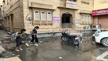 Watch Video: जहा संभल के ... यहां ओवरफ्लो का पानी, बन रहा राहगीरों की परेशानी