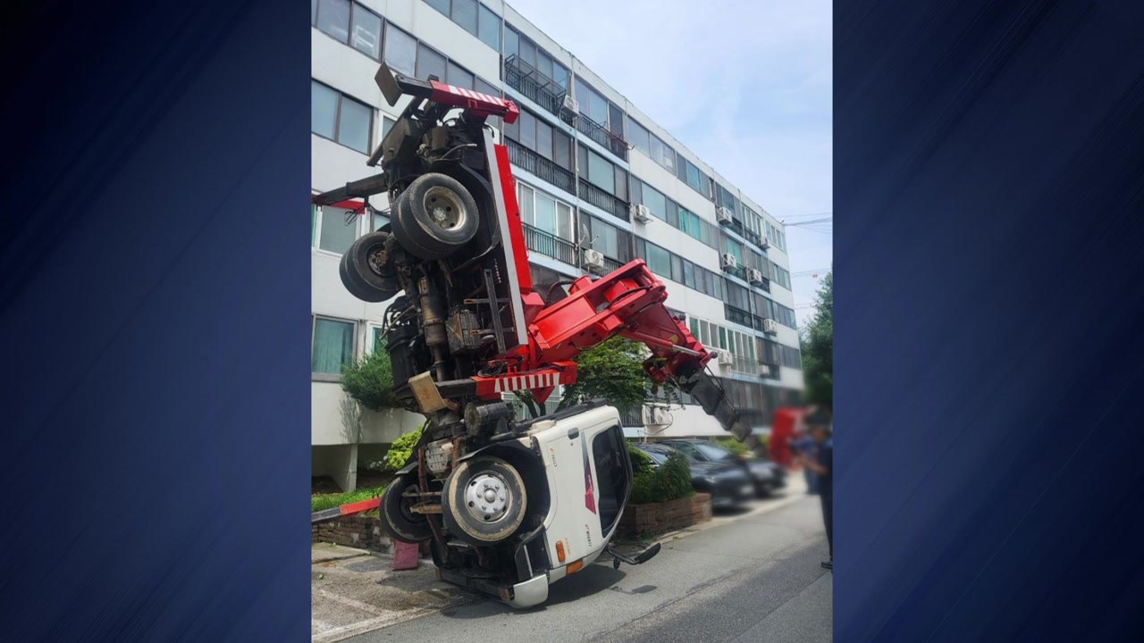 아파트 앞 고소작업차 전도...50대 작업자 1명 부상 / YTN