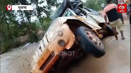 नए पुल से मिट्टी नहीं हटाई, पुराने से ही जाने को मजबूर लोग; सुकमा में पलटा वाहन, बाल-बाल बची जान