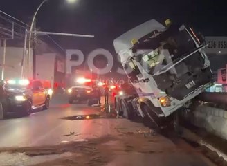 VIDEO | Tráiler irrumpe carril de Ecovía y choca contra puente en Monterrey