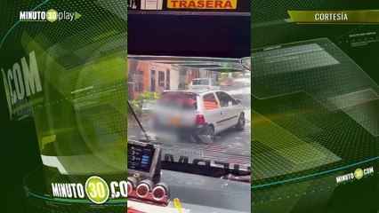 ¡Qué miedo montale cachos! Furiosa mujer cogió a crucetazos un bus en Medellín
