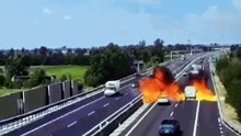 Acidente aéreo matam duas pessoas na Itália; veja momento