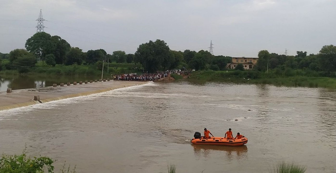 गंभीर नदी में बाइक सहित बहे दो युवक,जुटी रही एस...