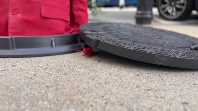 Colocan una escultura de Trump en una alcantarilla de las calles de Nueva York