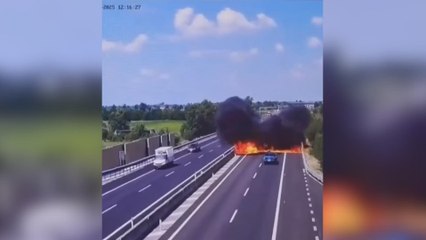 El espeluznante accidente de una avioneta en una autopista de Brescia que acabó con la vida de dos personas