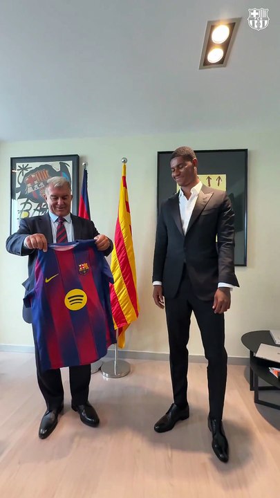 Marcus Rashford posa con la camiseta del Barça 2025-26