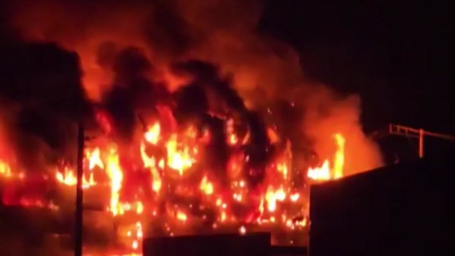 경북 칠곡 플라스틱공장 화재...건물 7개 동 피해 / YTN