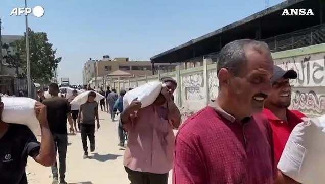 Gaza, palestinesi dopo l'arrivo di aiuti a Khan Yunis