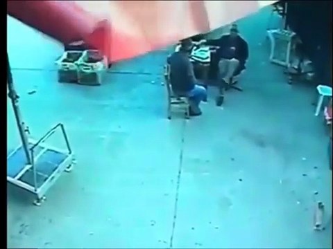 Il se fait emporter par un parasol en pleine tempête