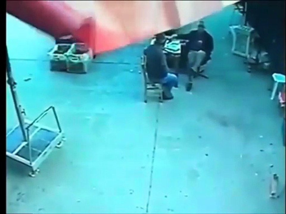 Il se fait emporter par un parasol en pleine tempête