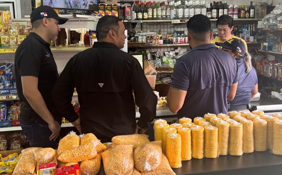 Decomisan productos vencidos y cigarrillos de contrabando durante operativo en San Miguelito