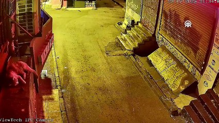 Beyoğlu'nda bina çöktü: Patlama anı kamerada!