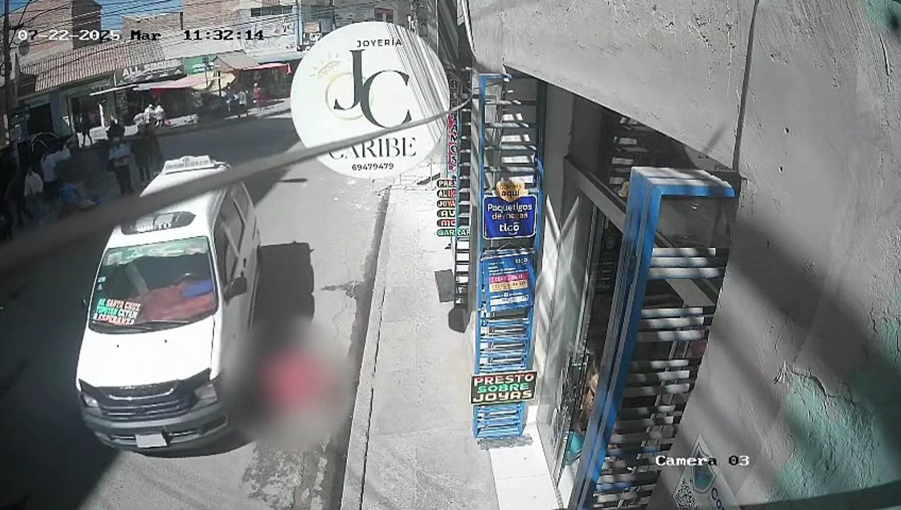 Imágenes sensibles: Un minibús arrolla aun adulto mayor en Quillacollo