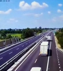 El impresionante choque de una avioneta en Italia