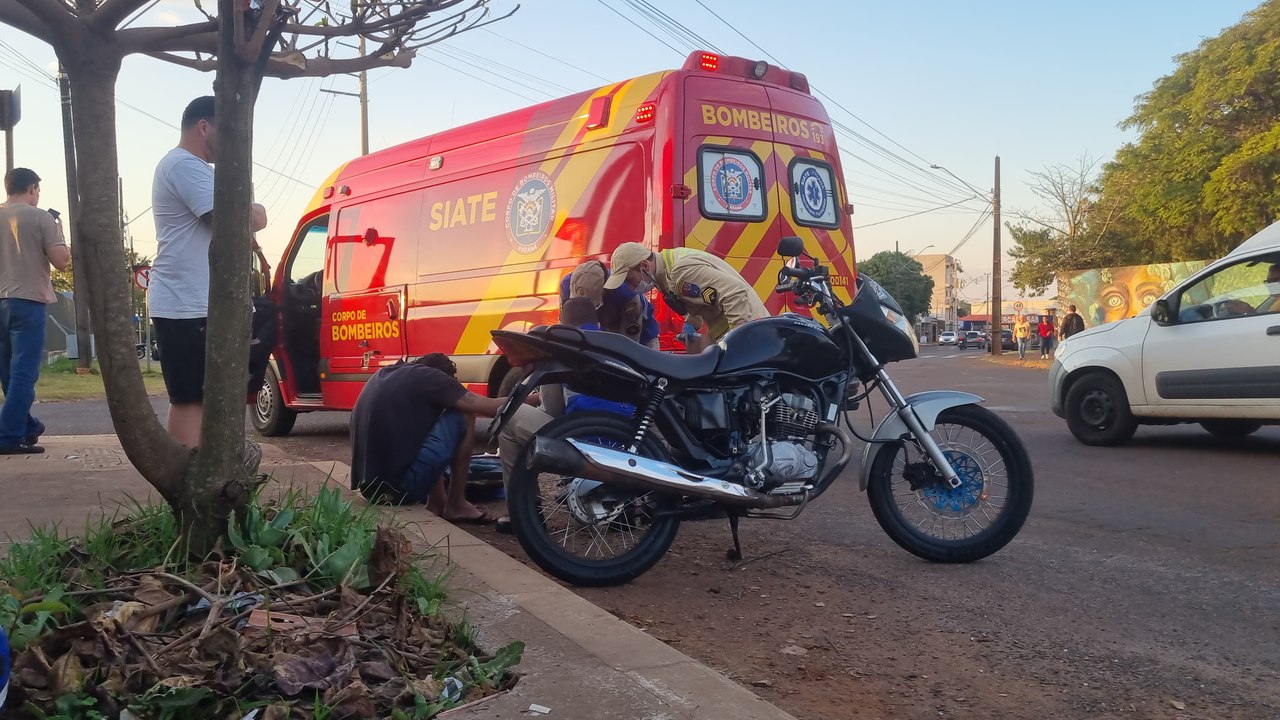 Ford Ka bate na traseira de moto e deixa motociclista ferido em Cascavel