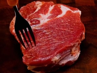 Un delicioso filete 😋😋Ingredientesrepollo: 1 pzapanceta de cerdo: 2 kgmantequilla blanda: 200 gajo: 10 gperejil: 25 gAdemásaceite: 30 mlcebolla: 1 pzaajo: 10 gmanzana verde: 1 pzasal: 3 gpimienta negra: 2 gharina: 20 gnata: 200 g