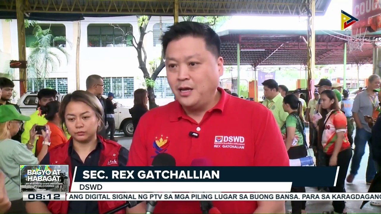 Mga opisyal at kawani ng DSWD, nag-ikot sa mga evacuation center; Nasa 3 milyong food packs, naka-preposition na sa buong bansa