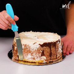 Turn a simple cake into a Barbie pool cake! 🌊💖