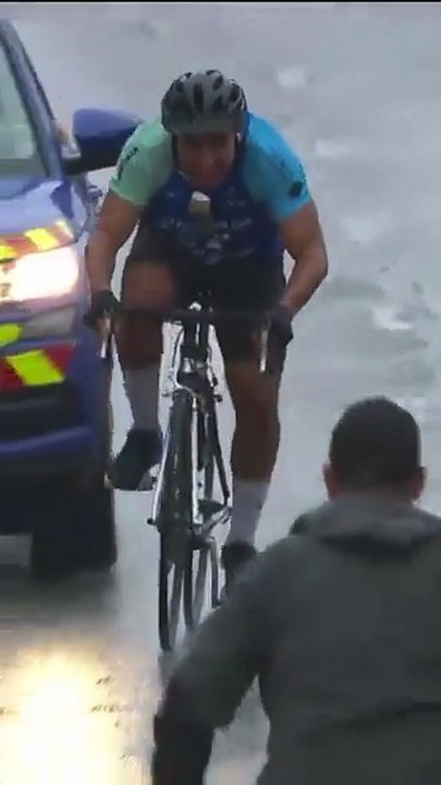 Pas vu à la télé  Tour de France :  Un homme déguisé un coureur de l'équipe AG2R a tenté de franchir la ligne d'arrivée, hier, avant d'être intercepté et jeté à terre par la sécurité